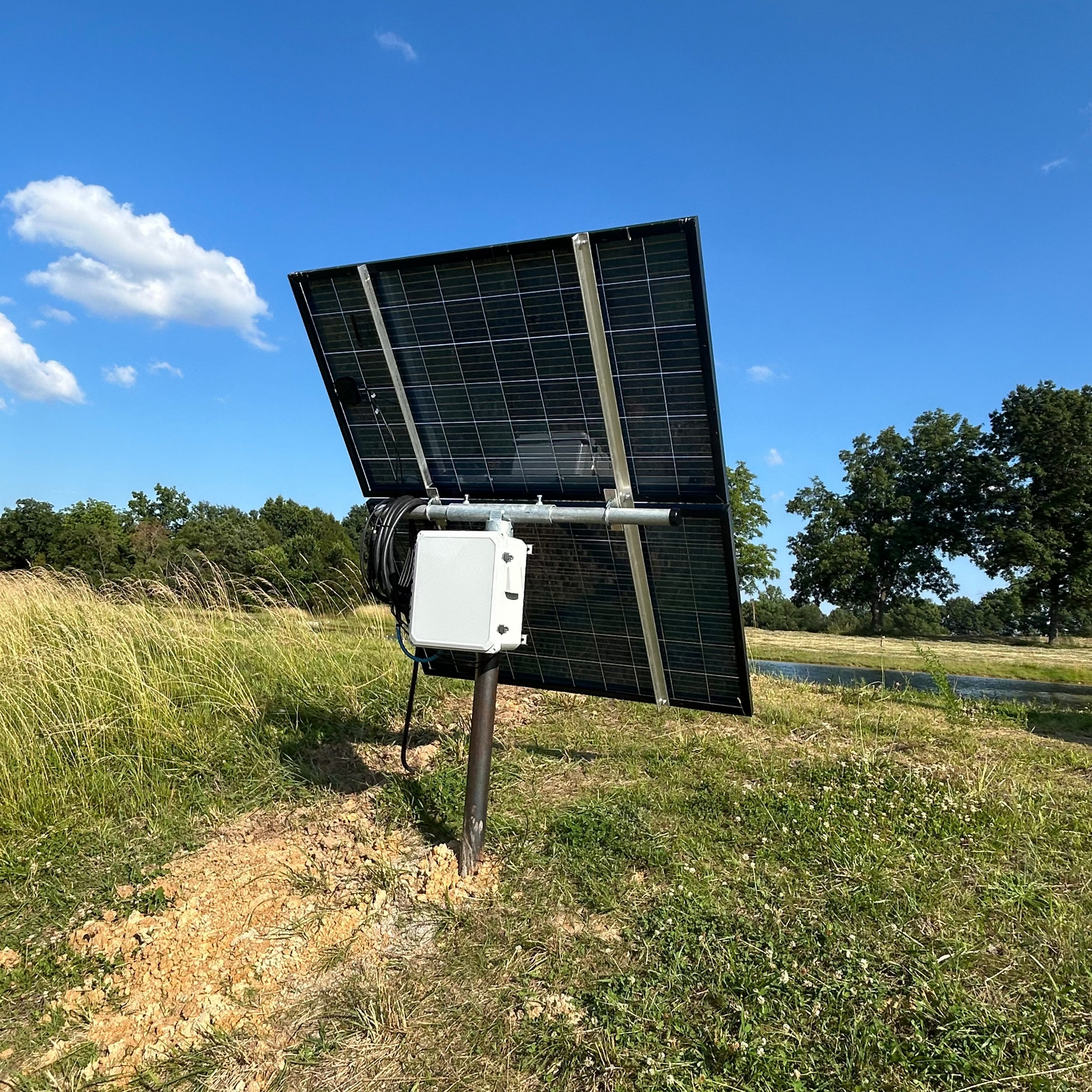 Solar Pond Aerator NitroAir 24V direct drive system with 300W pole-mounted solar panel and pond aeration diffusers